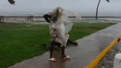 Hurrikan „Melissa“ - Jamaika: Ein Mann geht spazieren, während sich der Hurrikan „Melissa” nähert.  (Foto: Matias Delacroix/AP/dpa)
