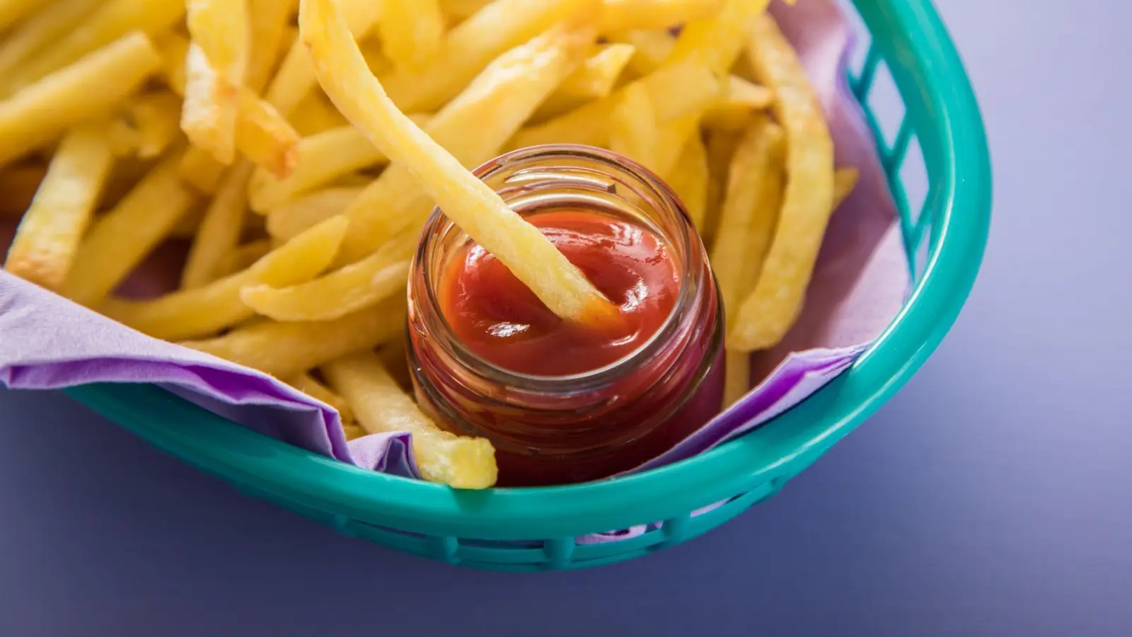 Der Pommes-Klassiker im Check: Ketchup ist beliebt, aber nicht automatisch tomatig. Gerade bei Gewürzketchup lohnt der Blick aufs Etikett. (Foto: Christin Klose/dpa Themendienst/dpa-tmn)