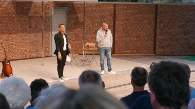 Ernteten mit ihrem Programm auf der Freilichtbühne in Dinkelsbühl begeisterten Beifall und viele Lacher: der Entertainer Jochen Schaible (links) und Kabarettist Christoph Maul. (Foto: Roman Kocholl)