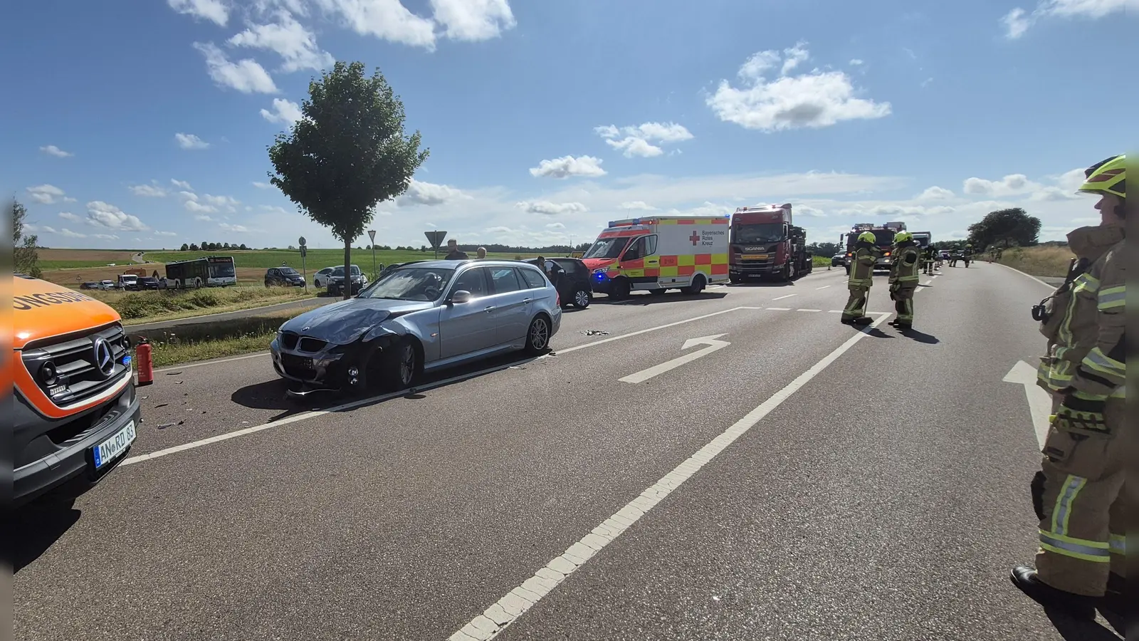 Auf der Bundesstraße B14, zwischen Obereichenbach und Katterbach, kam es am Montagnachmittag zu einem Unfall.  (Foto: NEWS5 / Markus Zahn)