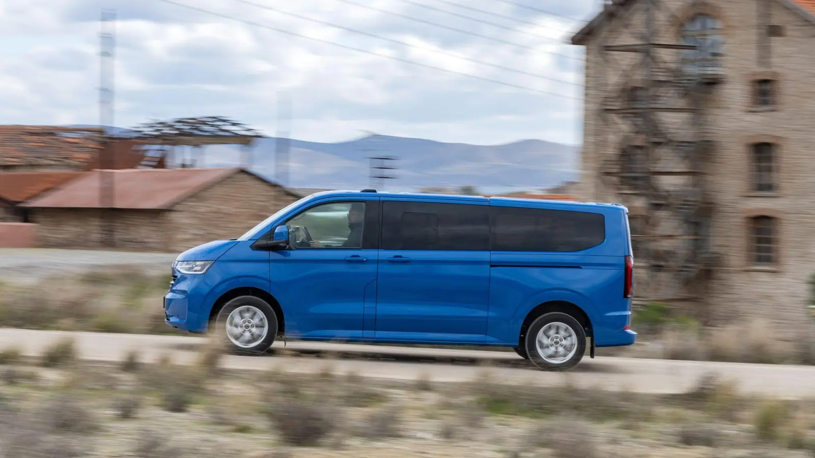 Long Vehicle: Der neue Transporter misst mindestens 5,05 Meter - es sind aber auch noch längere Versionen im Angebot.    (Foto: Ingo Barenschee/Volkswagen AG/dpa-tmn)