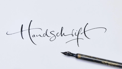 Eleganz in Tinte: Die Handschrift ist eine Momentaufnahme und als Spiegel der Persönlichkeit nicht empirisch bewiesen. (zu dpa: «Keine Sorge: Miese Handschrift ist kein Karrierehindernis») (Foto: Georg Wendt)