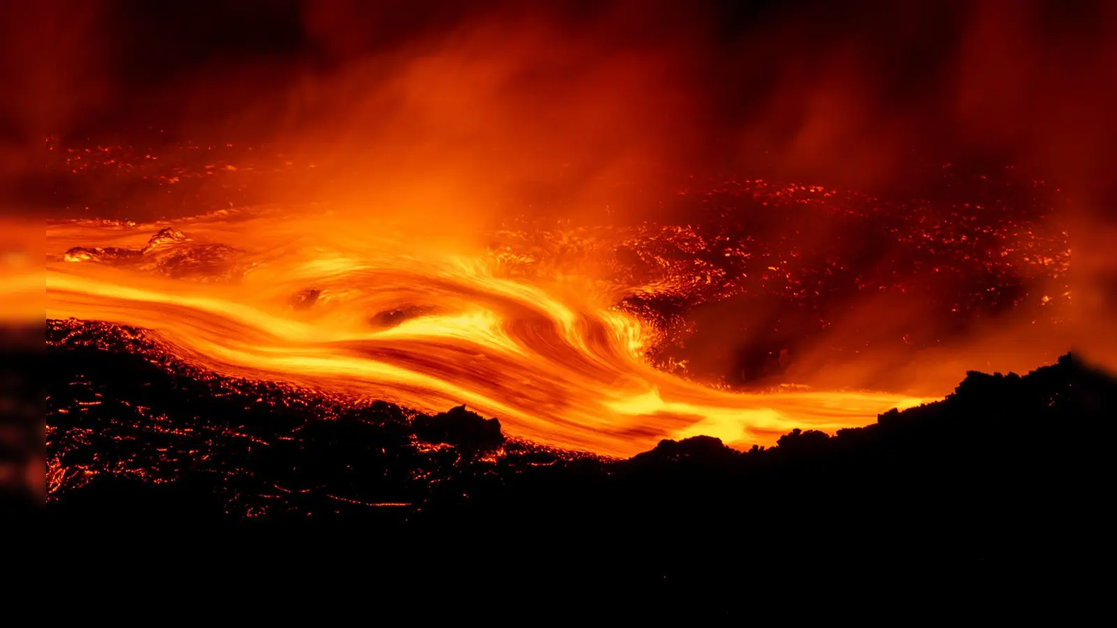 Flugverkehr auf Sizilien beeinträchtigt: Der Ätna stößt nun schon mehrere Tage in Folge große Mengen Asche und Lava aus. (Foto: Simone Genovese/AP/dpa-tmn)