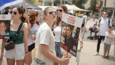 Israelis versammeln sich auf dem Geiselplatz vor der Freilassung der US-israelischen Geisel Edan Alexander, die von der militanten palästinensischen Hamas-Gruppe in Gaza festgehalten wird. (zu dpa: «Geisel-Freilassung erwartet – Druck auf Israel wächst») (Foto: ILIA YEFIMOVICH)