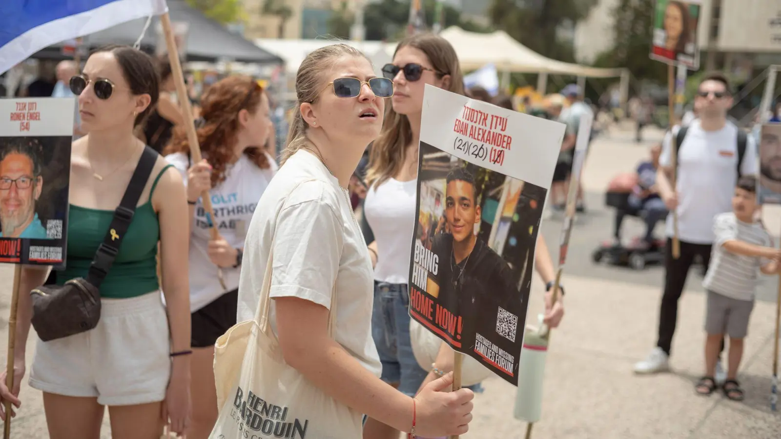 Israelis versammeln sich auf dem Geiselplatz vor der Freilassung der US-israelischen Geisel Edan Alexander, die von der militanten palästinensischen Hamas-Gruppe in Gaza festgehalten wird. (zu dpa: «Geisel-Freilassung erwartet – Druck auf Israel wächst») (Foto: ILIA YEFIMOVICH)