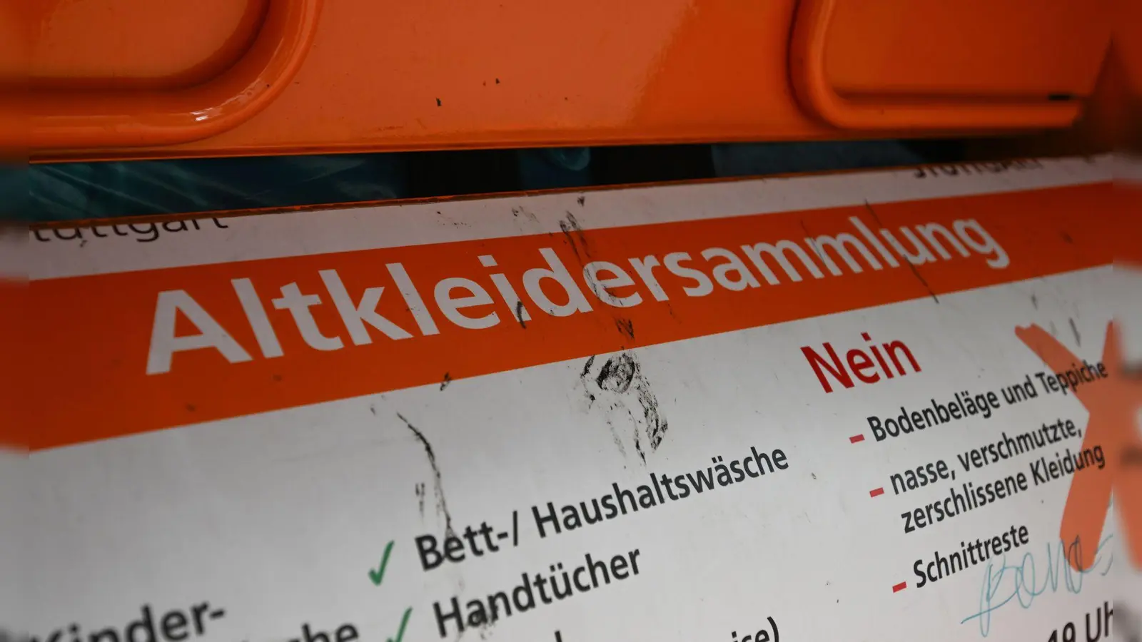 Von wem wurde der tote Hund neben dem Altkleidercontainer entsorgt? (Symbolbild)  (Foto: Bernd Weißbrod/dpa)