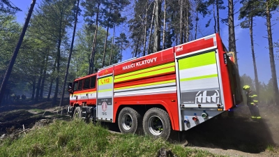 Ein tschechisches Feuerwehrauto bei der Waldbrandbekämpfung. (Archivfoto) (Foto: Hájek Ondøej/CTK/dpa)