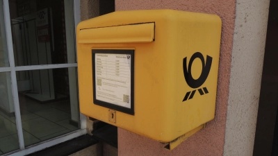 Briefkästen wie diesen an der Hindenburgstraße gibt es noch in Feuchtwangens Altstadt. Hingegen setzt sich die Stadtverwaltung dafür ein, dass die Deutsche Post wieder eine vollwertige Filiale im Zentrum einrichtet. Bislang waren diese Bemühungen vergeblich. (Foto: Peter Zumach)
