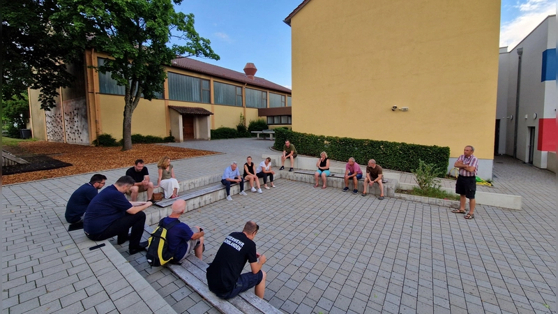 Für diese Sitzfläche auf dem Pausenhof der Grundschule wünscht sich die Schulgemeinschaft eine Überdachung. Das Bild entstand bei einem Ortstermin des Gemeinderates. (Archivbild: Andrea Walke)