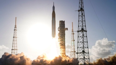 Drööööhn, da hebt sie ab! Wer sich den Verlauf der Artemis-2-Mission ansehen will, kann das bei der US-Raumfahrtbehörde Nasa im Web und per App tun. (Foto: Chris O'Meara/AP/dpa-tmn)