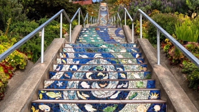 Das bunte Mosaik einer Unterwasserwelt versüßt den langen Aufstieg der Treppe von der 16th Avenue zum Grand View Park. (Foto: Civic Joy Fund/dpa-tmn)