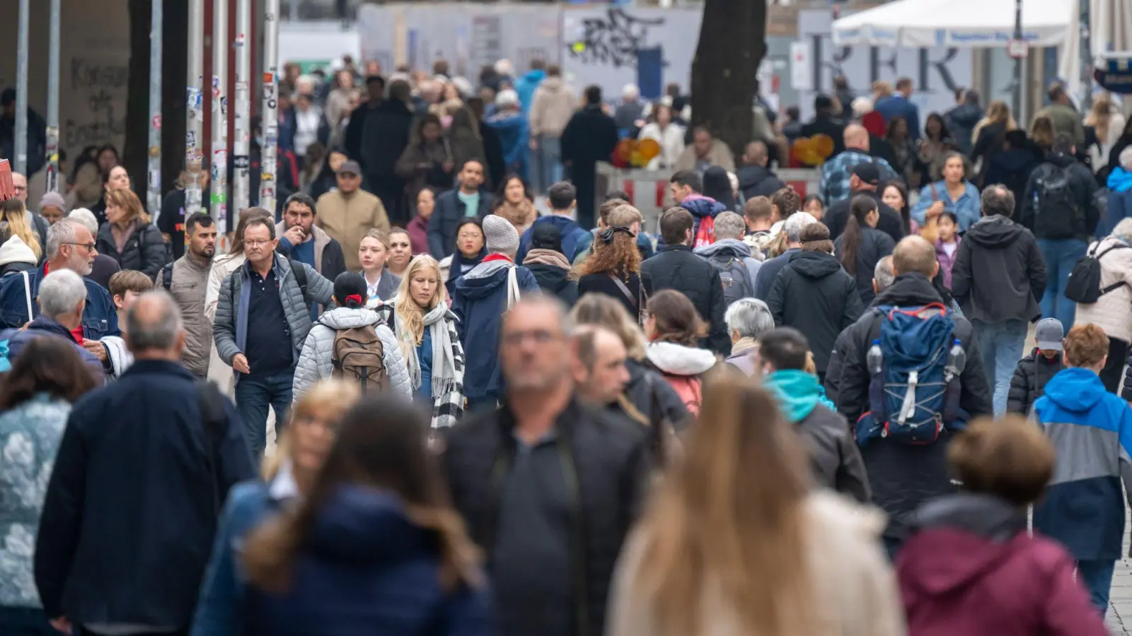 Passanten in der Münchner Fußgängerzone - in einem bisher schwachen Jahr hofft der Handel auf einen Endspurt. (Archivbild) (Foto: Peter Kneffel/dpa)