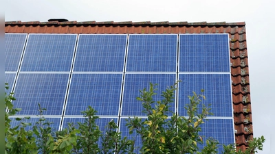 Kann sich lohnen, auch finanziell: Den Strom von der eigenen Photovoltaikanlage an die Nachbarn zu verkaufen. (Foto: Caroline Seidel/dpa)