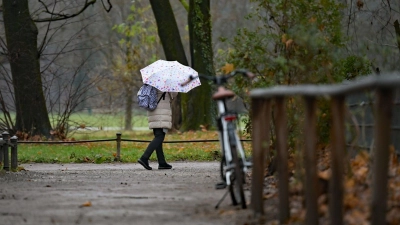 Es bleibt herbstlich grau und winterlich glatt.  (Foto: Malin Wunderlich/dpa)