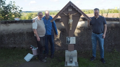 Michael Lautenschlager und Baldur Küstner von der katholischen Kirchenverwaltung haben zusammen mit Kirchenpfleger Manfred Binder (von links) das Priestergrab auf dem Feuchtwanger Friedhof hergerichtet. (Foto: Erich Herrmann)