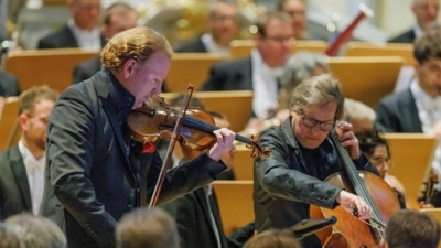 Geiger Daniel Hope und Cellist Jan Vogler spielen in der Dresdner Frauenkirche im Duett. (Foto: Oliver Killig/Dresdner Musikfestspiele /dpa)
