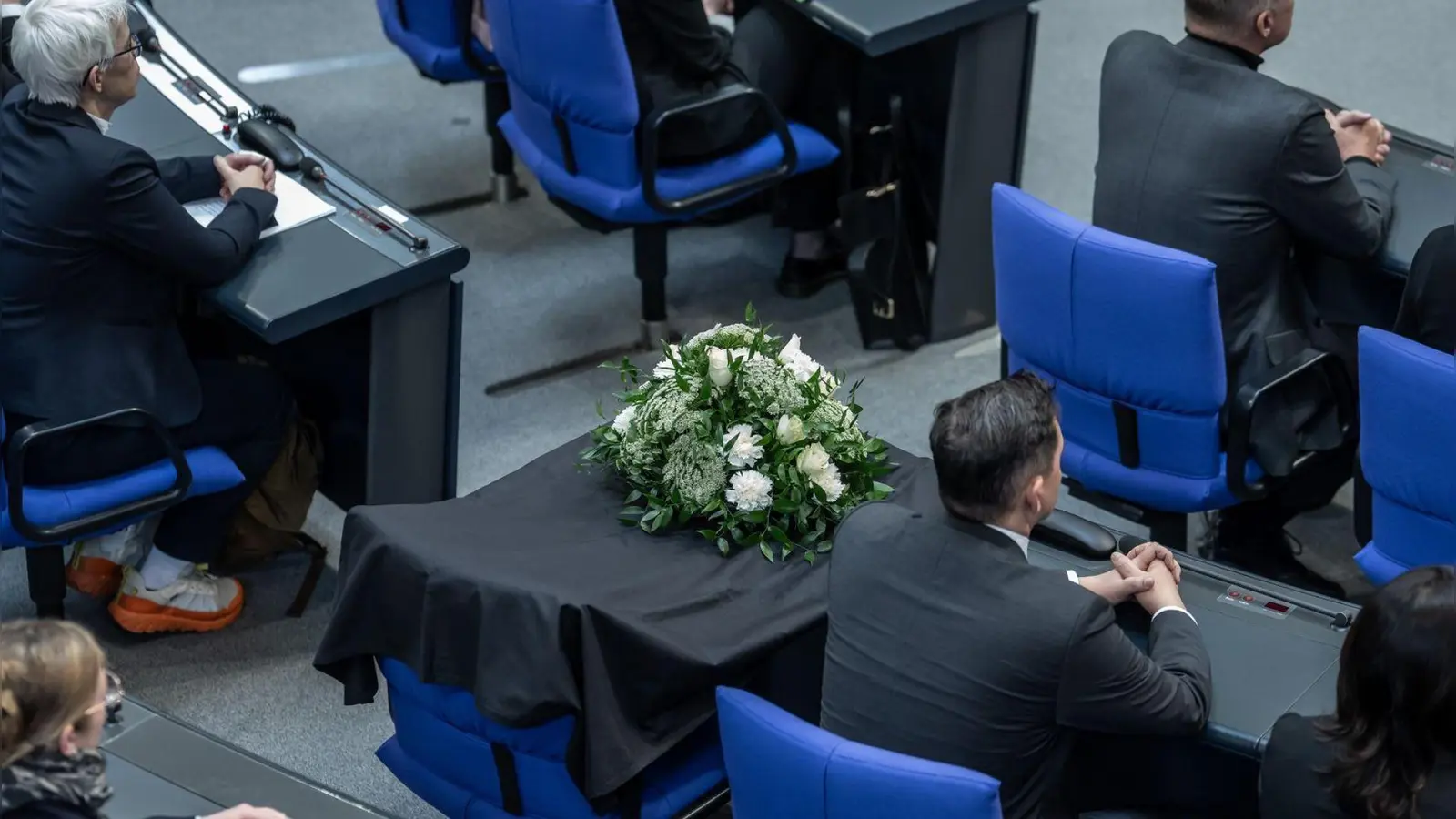 Eis Gesteck lag auf dem Platz des verstorbenen Abgeordneten Carsten Träger vor der Regierungsbefragung im Plenum des Bundestags. (Foto: Michael Kappeler)