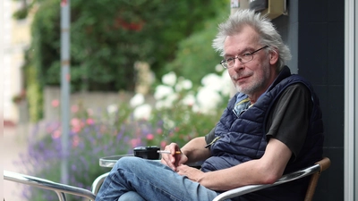 „Die Beleidigung ist ein anthropologisches Grundbedürfnis”: der Schriftsteller Jürgen Roth in Neuendettelsau vor seiner Stammkneipe. (Foto: Thomas Wirth)