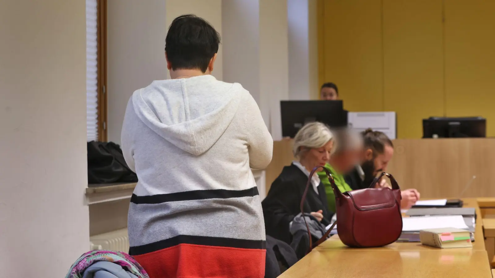 Die Angeklagte Mutter im Gerichtssaal des Landgerichts Schweinfurt: „Ich bin sehr traurig und fühle mich Pauline gegenüber sehr schuldig.“ (Foto: Karl-Josef Hildenbrand/dpa)