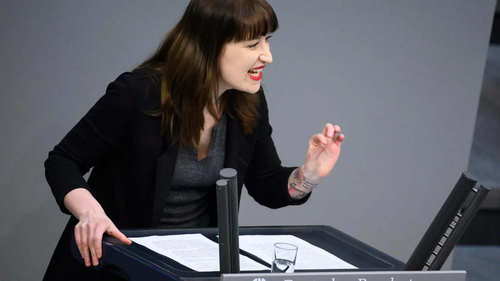 Linken-Politikerin Heidi Reichinnek während ihrer Rede im Deutschen Bundestag. (Foto: Bernd von Jutrczenka/dpa)