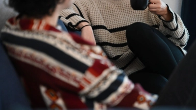 Präsenz und gemeinsames Aushalten der Situation sind wichtiger als perfekte Worte: Echtes Mitgefühl zeigt sich durch aufmerksames Dasein. (Foto: Alicia Windzio/dpa/dpa-tmn)