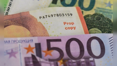 Ermittler aus Ingolstadt haben eine Falschgeld-Werkstatt ausgehoben. (Symbolbild) (Foto: Boris Roessler/dpa)