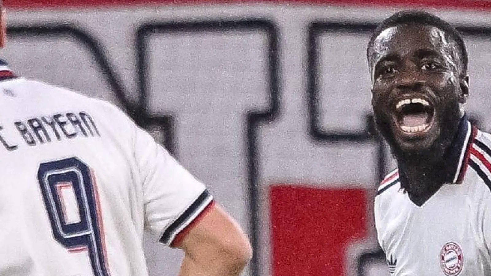 Hat gut lachen: Bayern-Verteidiger Dayot Upamecano feiert sein Tor zum 1:0. (Foto: Harry Langer/dpa)
