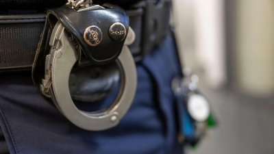 Die Polizei nahm den 22-Jährigen in Gewahrsam. (Symbolbild: Peter Kneffel)