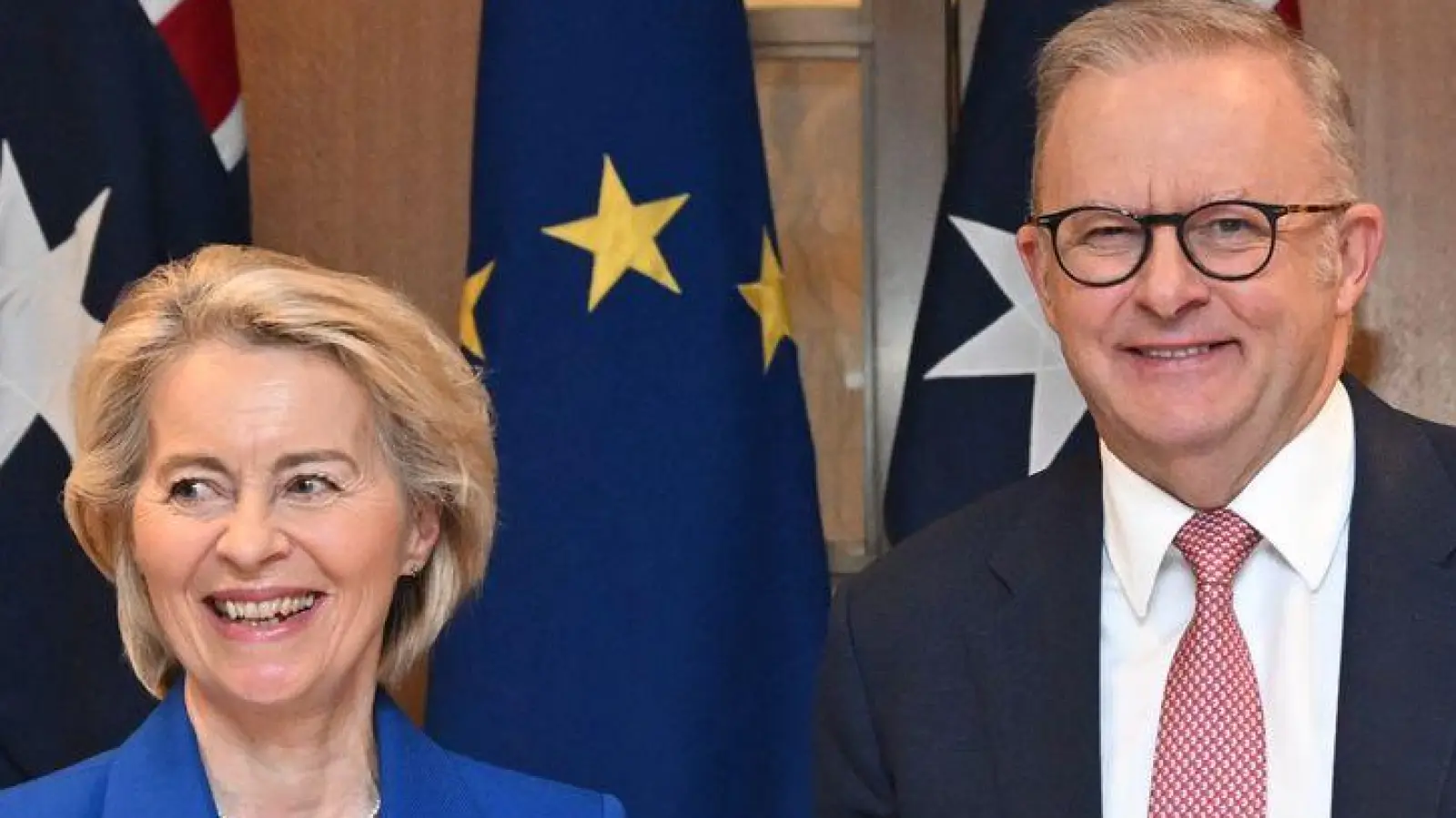 EU-Kommissionspräsidentin von der Leyen und Australiens Premier Albanese posierten strahlend vor der Presse. (Foto: Lukas Coch/AAP/dpa)