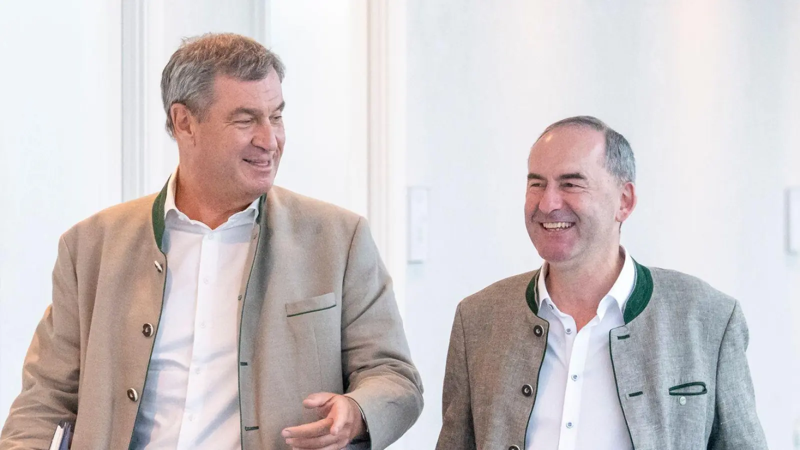 Markus Söder und Hubert Aiwanger stehen im neuen „Bayerntrend“ ziemlich stabil da. (Archivbild) (Foto: Peter Kneffel/dpa)