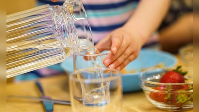 Klare Empfehlung: Kinder trinken am besten nur Wasser und ungesüßte Tees. (Foto: Andreas Arnold/dpa/dpa-tmn)