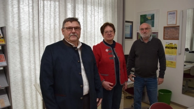 Die Schulung für Mitarbeiter im Seniorenbüro mit Blick auf das Wohngeld hat sich gelohnt. Davon sind Vorsitzender Fritz Heubeck, Schriftführerin Therese Walter und Büroleiter Harald Riegler (v. l.) überzeugt. (Foto: Florian Schwab)