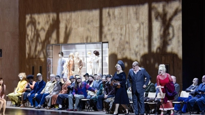 Eine bunte und doch schlichte Inszenierung. (Foto: Geoffroy Schied/Bayerische Staatsoper/dpa)