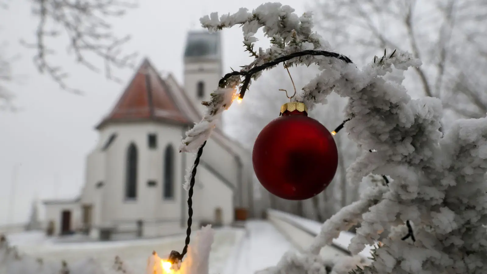 Nur wenige Menschen konnten Heiligabend im Schnee feiern.  (Foto: Thomas Warnack/dpa)
