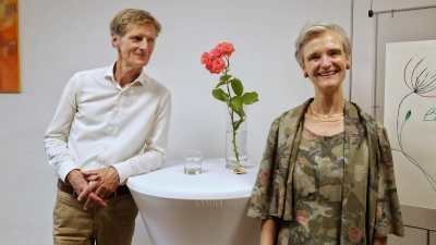 Umkreisen mit Lyrik und Musik in ihrem neuen Programm das Thema „Wald”: Hartmut Scheyhing und Claudia Dölker. (Foto: Martina Kramer)