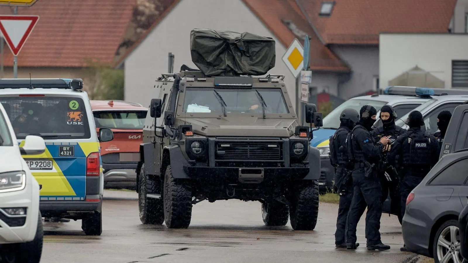 Nach den Schüssen auf zwei Behördenmitarbeiter verschanzte sich der mutmaßliche Täter in einem Haus. (Foto: Tizian Gerbing/dpa)