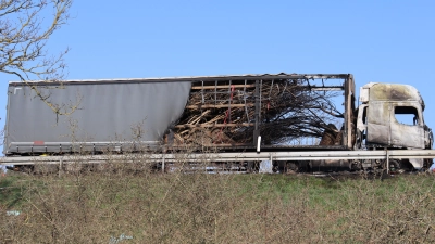 Der LKW brannte komplett aus. Die Strecke Richtung Nürnberg auf der A6 zwischen Lichtenau und Neuendettelsau ist gesperrt. (Foto: Antonia Müller)
