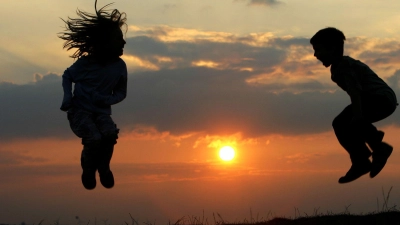 Gemeinsam spielen - sich fremden Kindern kann das anfangs schwerfallen. (Symbolbild) (Foto: Arno Burgi/dpa-Zentralbild/dpa)