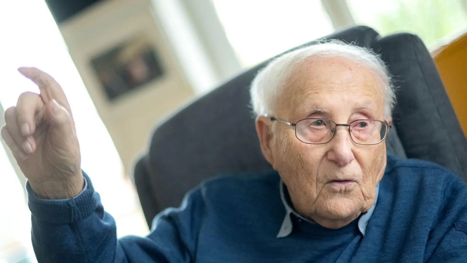 Als Überlebender des Holocaust erzählt Albrecht Weinberg seine Geschichte unermüdlich gegen das Vergessen. Mit seiner Autobiografie ist sie nun auch schriftlich festgehalten. (Foto: Sina Schuldt/dpa)