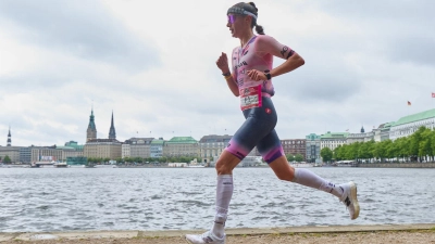 Kam als Zweiter der Ironman-EM in Hamburg an: Laura Philipp.   (Foto: Georg Wendt/dpa)