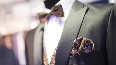 Der dreiteilige Anzug ist auch 2025 weiterhin beliebt. Dieser klassische Look, bestehend aus Anzugjacke, Hose und Weste, verleiht dem Bräutigam eine Extraportion Eleganz und Raffinesse. (Foto: Florian Schuh/dpa-tmn)