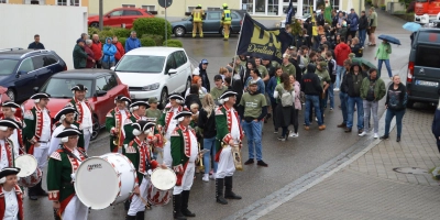 Vor der Brauerei Hauf gibt’s ein Standkonzert der Blasmusik Großohrenbronn und alle Abordnungen warten dort auf den Einzug ins Festzelt. (Foto: Peter Tippl)