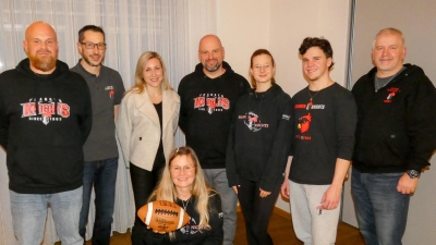 Vorstand und Aufsichtsrat der Franken Knights wurden personell neu aufgestellt: Das Foto zeigt (von links) Max Staudacher, Markus Kamleiter, Nicole Paziner, Ines Holzhauser (knieend), Felix Schopf, Lena Markert, Benjamin Dehner und Erwin Rieger. (Foto: Jürgen Binder)