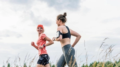 Ein Stirnband beim Joggen saugt nicht nur Schweiß auf, der dem Hörsystem schaden kann, sondern hält das Gerät auch an Ort und Stelle.  (Foto: Uwe Umstätter/Westend61/dpa-tmn)