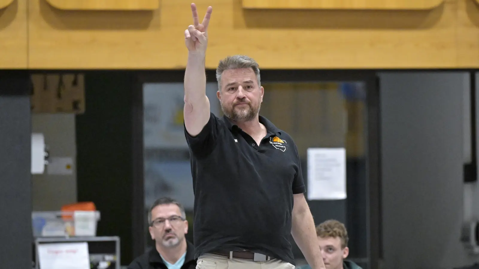 Aus zwei mach eins: Claus Winkelspecht wird in der Saison 2026/27 den TTV Onlineprinters Neustadt alleine coachen. Holger Wägner (links im Hintergrund) tritt kürzer. (Foto: Martin Rügner)