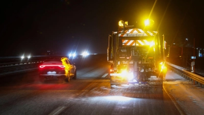 Es könne erhebliche Einschränkungen im Berufsverkehr geben, schrieb der Wetterdienst.  (Foto: Christian Charisius/dpa)