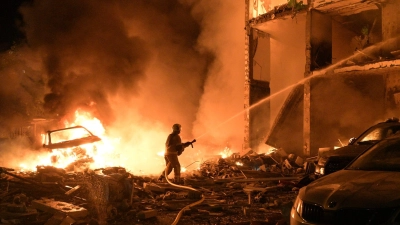 Die ukrainischen Rettungskräfte waren einmal mehr im Dauereinsatz. (Foto: Danylo Antoniuk/AP/dpa)