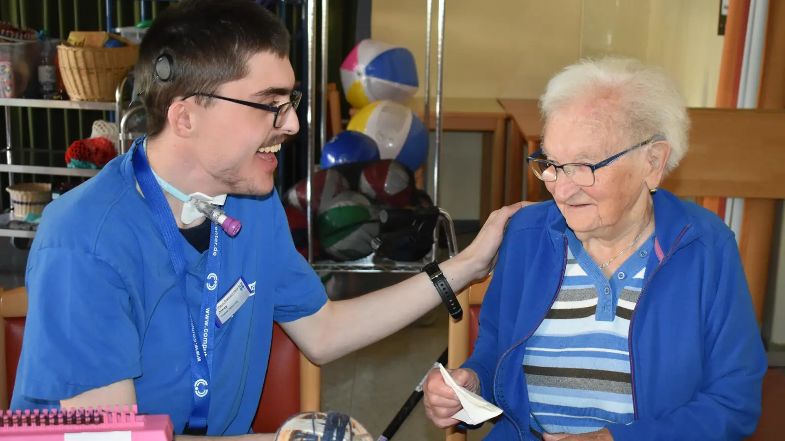 Jonas Junghans, der das Charge-Syndrom hat, ist als Praktikant im Johann-Gramann-Haus in Neustadt tätig. Bei den betagten Mitbürgerinnen ist er sehr beliebt.  (Foto: Ute Niephaus)