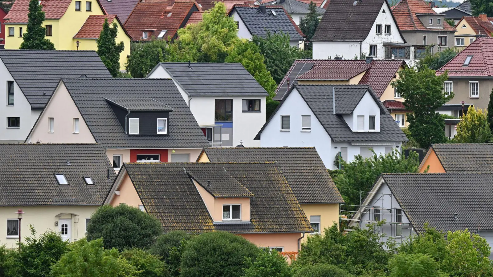 Lage, Lage, Lage: Bei der Übernahme einer Immobilie kommt es auch auf die umliegende Infrastruktur an. (Foto: Martin Schutt/dpa/dpa-tmn)
