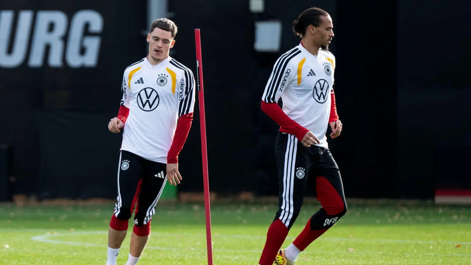 Leroy Sané (r) steht im Fokus. (Foto: David Inderlied/dpa)